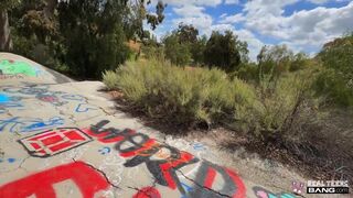 Isabella Jules forró fiatal szeretkezése kültéren és krémes szállodai bula élvezete