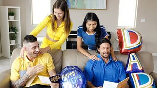 Ellenállhatatlan tinédzser kurvák levetkőznek és megbaszák nevelő apjukat apák napján ünneplésképp