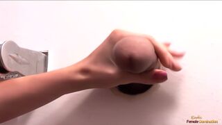 Magányos milf puncit simogatja mielőtt három glory hole pöcst kényeztet egyszerre