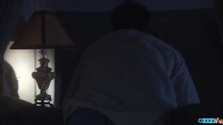 Fiatal spiné cidázik és lovagol a farkon ágyban lefekvés előtt