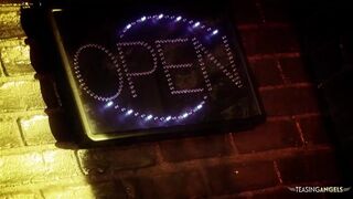 Kívánatos cicás öltözetben a szarva vágó afrikai cidázza a gigászi cerkája