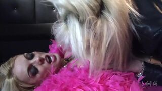 Forró világos szőke leszbi cuncija reszket meg a barinő nyelvétől és a vastag műbrével