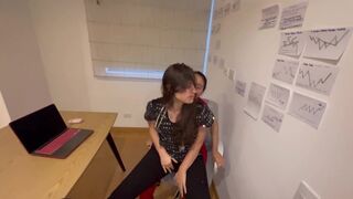 Az orvostanhallgató fiatalasszony megcsal engem, és meztelenül kötünk ki az irodámban