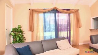 Bájos alexia nicole interjút ad, mielőtt farkára ugrana és cum-mal borítanák be