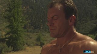 A döngölés lovaglása megvadítja a kolosszális keblű brúnét, megállnak fordított cowgirlért és arcra permézve