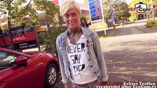 Utcán együttlét német benzinállomáson: pov milf cumizás