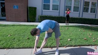 Demi Sutra vadító csavart tánccal csábítja Sam Shock izmos farkát