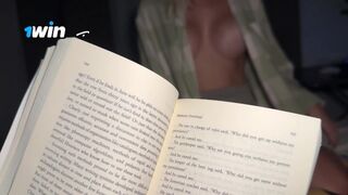 Nevelő hugom csábított el olvasás közben – ízletes közeli dörzsölés a hatalmas popsis tinitől