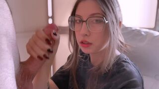 A lusta gamer fiatal leszopja a fazsat és mellkasába vesz duggást