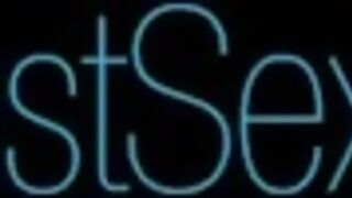 Kat Dior szőrös puncáját és száját tömik meg: műdákóval a kanapén