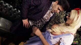 Semmi nem tesz boldogabbá e vékony gigantikus kannás lányt, mint ha farkon lovagol