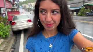 Nevelő kishúg elvesztette a fogadást és arcára kent száradt ondó míg kint sétál