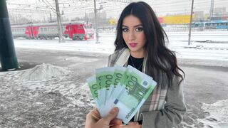 Vonatbéli csábítás: csajszikát szólítunk meg castingra közvetlenül a szekrényben