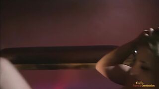 Világos Szőke kishölgy megszívja a gigantikus fekete bájdorongot anal bujálkodás közben