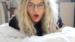 Orosz popsi bige imádja, ha feszes kufferjét nyújtják meg