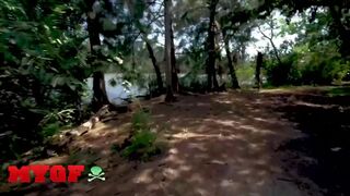 Kurvám Jessie Saint az erdőben Sean Lawless farkát nyeli mélyen