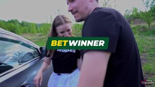 Pimasz nevelő nővér lebukik, miközben kiszökik – vad bujálkodás az erdőben