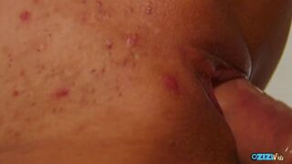 Nagyméretű valagú vörös fiatal ugrál durva fészen mélytorok oboázás után