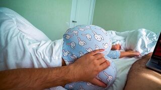 Nevelő hugocska felébred és segít a testvérnek élvezni a pornó nézése közben – beleélvezéses közösülés