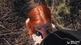 Csinos vörös fiatal Madi Collins kibelezi a puncáját és keményen megdugja a méretes dákója