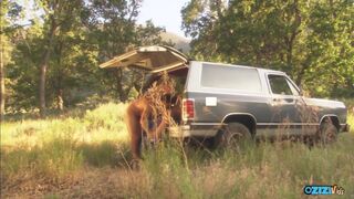 Világos Szőke milf a vadonban szétnyitja a popóját és nyeli a óriási cerkája misszionáriusban