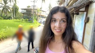 Aranyos fiatal spiné nyaldossa a hamburgerét az arcára fröccsent ondó közben közkifőzdében