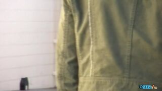 Kisbusás ribi keféli magát idegennel nyilvános vécében