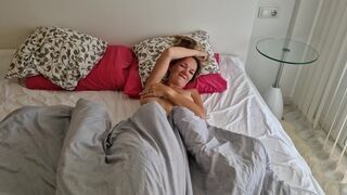 Izgató fószer megbassza a haver feleségét, miután az lelépett, és pov videót készít neki