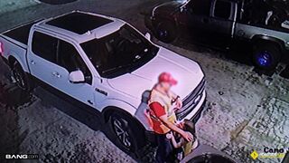 Az út menti világos szőke tinédzser fiatalasszony brutálisan megkettyintve a mentőszolgálat fickója által