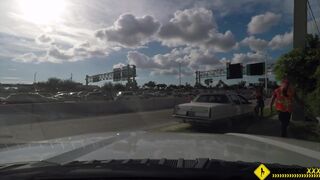 Szakmai óriási fenekű kis csaj megrakva az út szélén