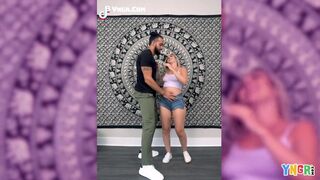 Világos Szőke nagyseggű tinédzser Brookie Blair puncáját keményen átdugja a termetes fekete hímvessző