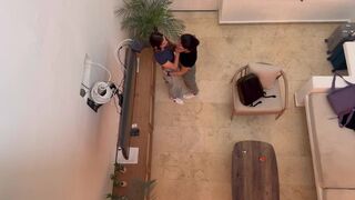 Kettő forró lesbi fiatalasszony meglepetésszerűen lefilmezve