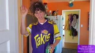 A bohóckollégium vadító jelentkezése – nevelő anya cidázza ki a titkát