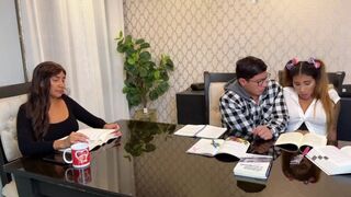 A dadus észre sem vette! a nevelő hugit kúrni sokkal izgalmasabb, mint a tanulás