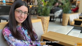 A szemüveges szemétlány kibasznivaló nimfomán, aki kedveli az arcára spriccelő spermát