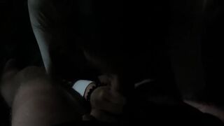 Szívdöglesztő miniszoknya villantja a puncit és a bugyit, mielőtt kockázatos szopásba kezd