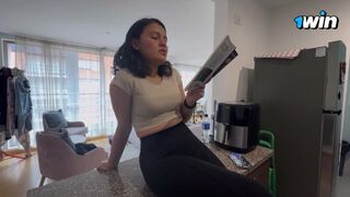 Lesbi ex-barátnőm kihív engem, hogy masturbáljak előtte és spriccelek mint egy kút