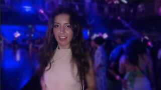 Szarvas csajszika egyezett meg a klub wc-jében történő vad dugásba