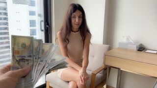 Szállodai szoba szolgáltatás - a fogadónő pénzért beleegyezett a vendéggel való szexbe