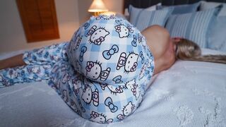 Nevelő anya felébred a merev kárója miatt, segít a fiának gyors élvezetre juttatni