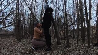 Parki szopás: amatőr csajszi nyaldossa a nagyméretű pöcse