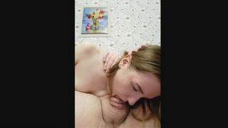 Mély oboázás könnyekig, szájba élvezés a forró fiatal szájába