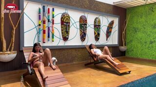 Spriccelek a nyilvános medencében egy napozó lány mellett