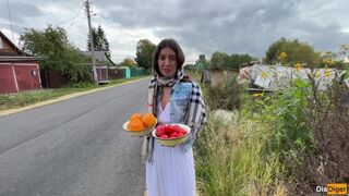 Megkértem a gazdát, hogy mutassa meg, hogyan neveli a zamatos gyümölcsöket és zöldségeket