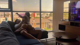 Meglepetés a sógornőmnek a nappaliban