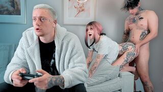 Barátnőjét megdugni lopva, mikor a pali semmi sem lát