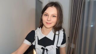 Fullos szobalányt keményen megbasszák takarítás után és összelövik az arcát