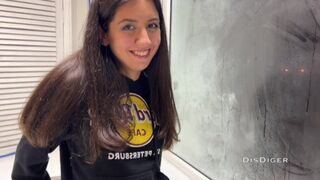 Balkonon dugom meg a szépséget a bulin, miközben a krapekja semmit sem sejt