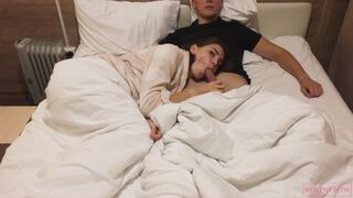 Ellenállhatatlan tinédzser cumizza farkát filmnézés közben otthon