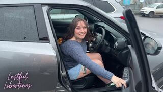 Koros milf házaspár telespriccelve telefonálás közben a férjével